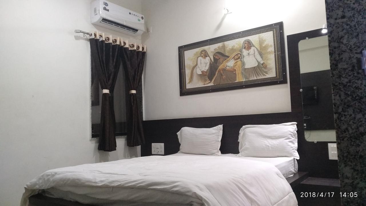 Hotel Gayatri Dwārka 外观 照片